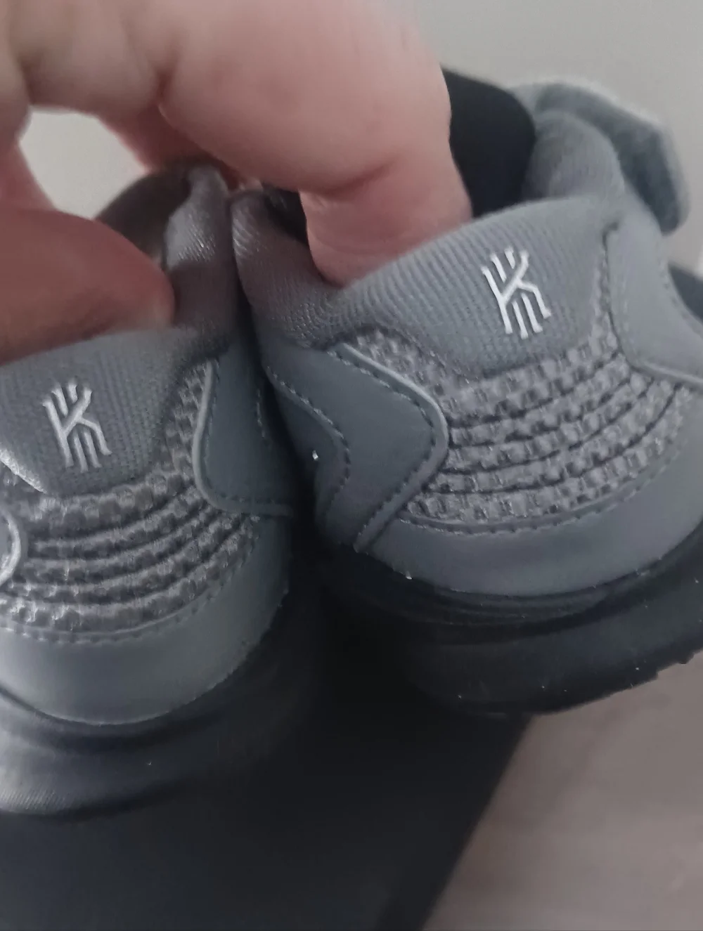 NIKE KYRIE Infinity SE Infants White Smoke Chrome Sz 4